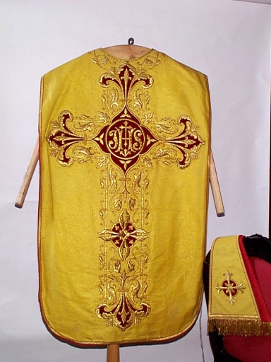 Ornement doré 1 : chasuble, étole
