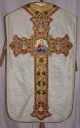 Ornement blanc 3 : chasuble, bourse de corporal, étole, manipule, voile de calice