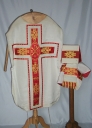 Ornement blanc 4 : chasuble, bourse de corporal, manipule, voile de calice