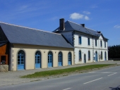 Mairie, écoles et lavoirs sur la commune de Saint-Léger-des-Prés