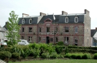 Mairie, écoles et lavoirs sur la commune d'Yffiniac