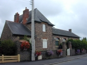 Mairie, écoles, monuments aux morts et lavoirs sur la commune de Breteil