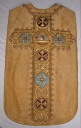 Ornement doré : chasuble, bourse de corporal, étole, manipule, voile de calice
