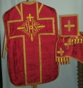 Ornement rouge 2 : chasuble, bourse de corporal, étole, manipule, voile de calice (Guipry fusionnée en Guipry-Messac en 2016)