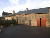 Maisons, alignement de trois logis, la Croix de Bois (Le Pertre)