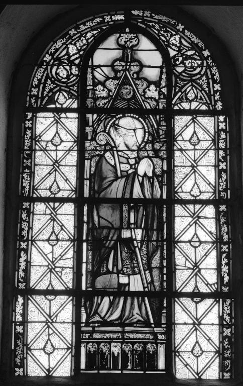 Ensemble de deux verrières à personnages de la baie 9 : saint évêque, et de la baie 10 : Éducation de la Vierge, église paroissiale Saint-Pierre (Plougar)