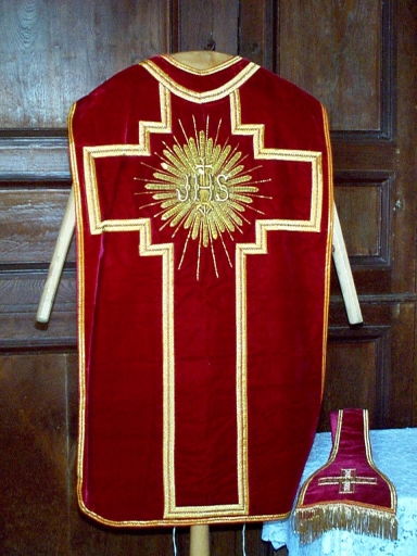 Ornement rouge 3 : chasuble, étole, voile de calice