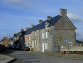 Alignement de quatre maisons, rue Tony Le Montréer (Meillac)