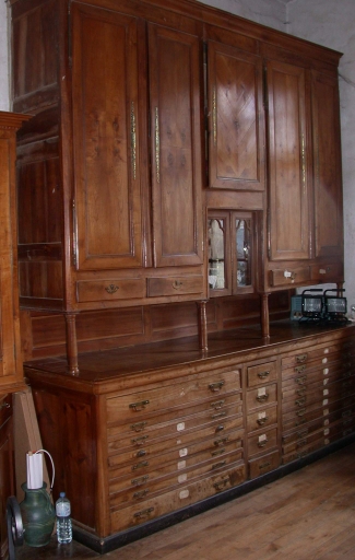 Meubles de sacristie : chasublier, armoires