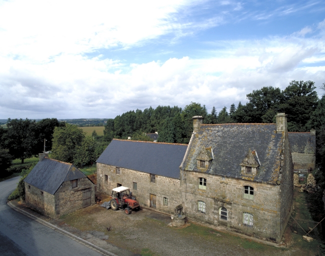 Ferme, place Ernest Lemoine (Bieuzy fusionnée en Pluméliau-Bieuzy en 2019)