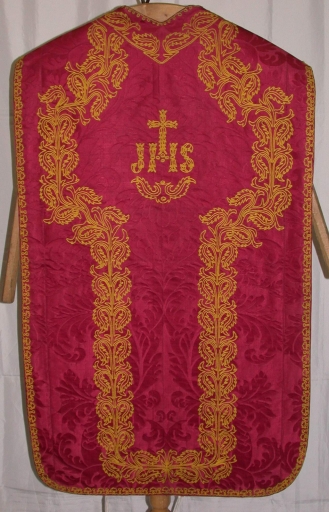 Ornement rouge 2 : chasuble, bourse de corporal, étole, manipule, voile de calice
