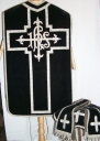 Ornement noir 3 : chasuble, étole, manipule, voile de calice