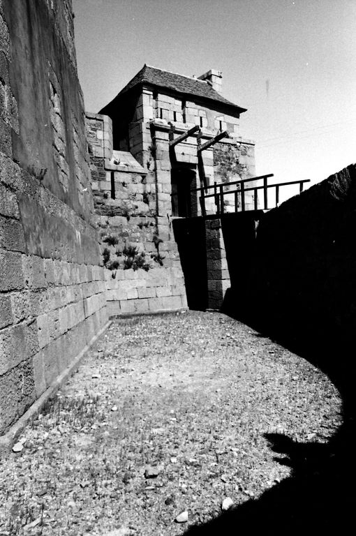 Tour Vauban : tour et batterie basse semi-circulaire, le Sillon, Anse de Camaret (Camaret-sur-Mer)