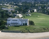 Golf, hôtels de voyageurs, magasins de commerce et salons de thé sur la commune de Saint-Briac-sur-Mer