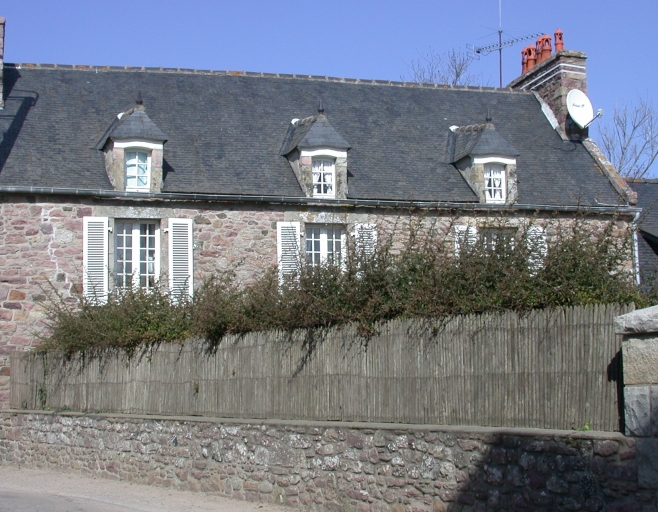 Maison dite Roche-Plate, rue de la Pointe aux Chèvres, le Vieux-Bourg (Fréhel)