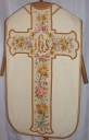 Ornement blanc 6 : chasuble, bourse de corporal, étole, manipule, voile de calice