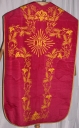 Ornement rouge 1 : chasuble, bourse de corporal, étole, manipule, voile de calice