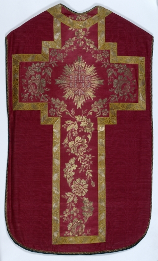 Ornement rouge : chasuble, étole, manipule, voile de calice