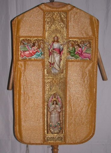 Ornement doré 2 : chasuble, bourse de corporal, étole