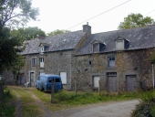 Alignement de trois maisons, les Hauts Gâts (Meillac)