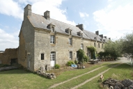 Alignement de maisons, Maison Rouge (Saint-Juvat)