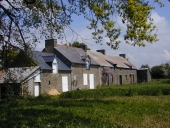 Alignement de deux maisons et d'une ferme, la Guilmoterie (Meillac)
