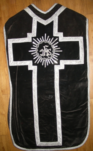 Ornement noir 3 : chasuble, étole, manipule et voile de calice