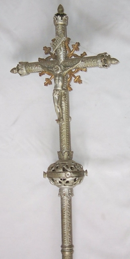 Ensemble de 2 croix de procession et 2 hampes