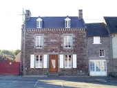 Maison, 2 place de l'Eglise (Epiniac)