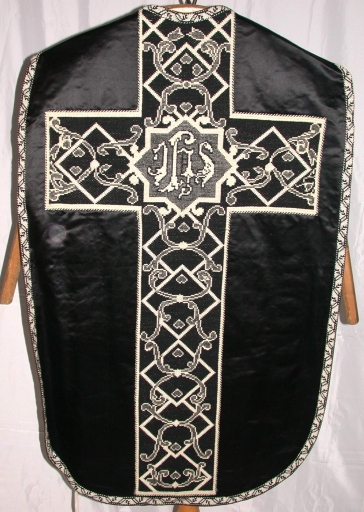 Ornement noir 4 : chasuble, bourse de corporal, étole, manipule, voile de calice