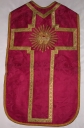Ornement rouge 1 : chasuble, bourse de corporal, manipule, voile de calice