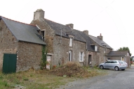 Maisons, alignement de deux logis, rue de la Croix-Jolivet, la Ville-Belot (Créhen)