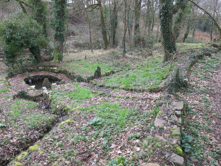 Fontaine-lavoir de la Chapelle Notre-Dame de la Barre (Pluherlin)