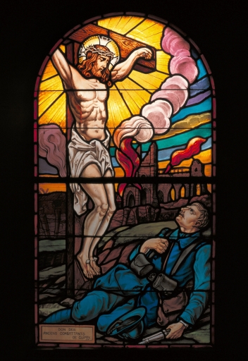 Verrière à personnages de la baie 8 : Christ en croix et poilu (Guipry fusionnée en Guipry-Messac en 2016)