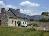 Alignement de cinq maisons à une pièce, le Petit Chevrolais (Moutiers)