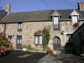 Alignement de deux maisons, la Mâre (Saint-Père-Marc-en-Poulet)