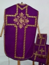 Ornement violet : chasuble, étole, voile de calice, bourse de corporal, Ropenard (Maure-de-Bretagne fusionnée en Val d'Anast en 2017)