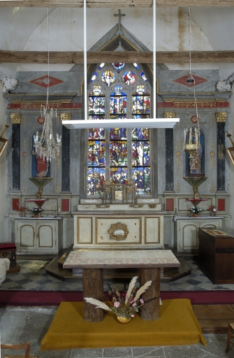 Ensemble du maître-autel : autel, tabernacle, 2 gradins d'autel, retable, 3 degrés d'autel, 2 armoires