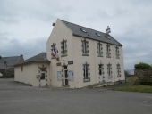 Ancienne école publique, actuellement mairie et bibilothèque, rue de la Mairie (Roscanvel)
