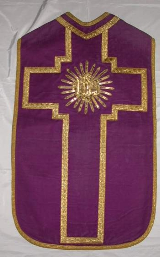 Ornement violet 1 : chasuble, étole, voile de calice