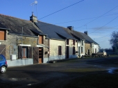 Alignement de cinq maisons et fermes, la Saudrais (Pipriac)