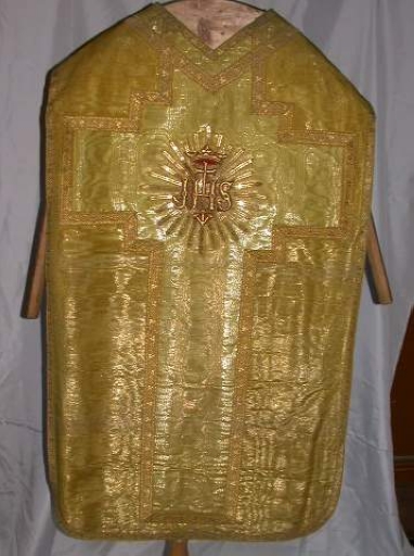 Ornement doré 3 : chasuble, bourse de corporal, étole, manipule, voile de calice
