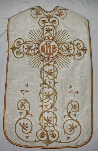 Ornement blanc 1 : chasuble, étole, manipule, voile de calice