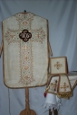 Ornement blanc 3 : chasuble, étole, manipule, voile du calice, bourse du corporal