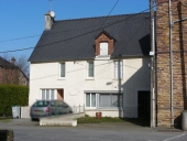 Maison et café, 8 place de l'Eglise (Orgères)