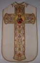 Ornement blanc 1 : chasuble, bourse de corporal, étole, manipule, voile de calice