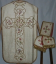 Ornement blanc 2 : chasuble, bourse de corporal, étole, manipule