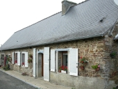 Alignement de trois maisons, les Loges (Chelun)