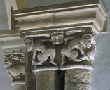 Ensemble de 22 chapiteaux