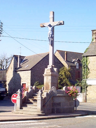 Croix monumentale, rue de l'Eglise (Roz-Landrieux)